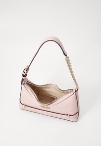 Borsa a tracolla rosa con texture a forma triangolare, caratterizzata da una tracolla con catena e chiusura con zip, che presenta un interno con logo.
