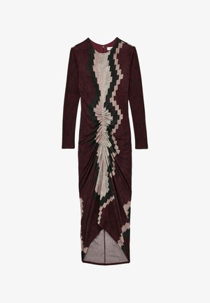 Langes burgunderfarbenes Kleid mit langen Ärmeln, das ein geometrisches Muster in Schwarz und Creme aufweist, mit gerafftem Detail an der Taille und einem Reißverschluss auf der Rückseite.