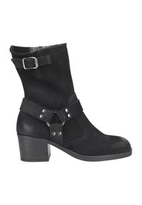 Bota negra hasta el tobillo hecha de cuero texturizado, con un detalle de correa y hebilla, con un tacón ancho y diseño de punta redonda.