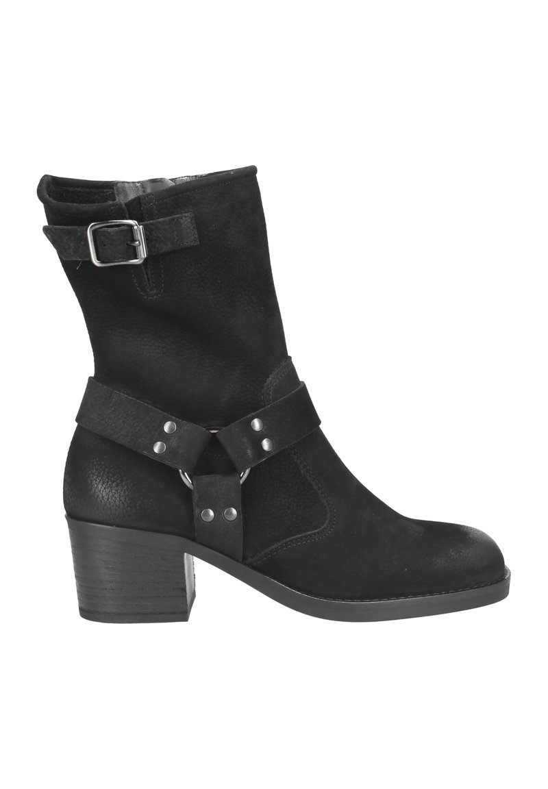 Bota negra hasta el tobillo hecha de cuero texturizado, con un detalle de correa y hebilla, con un tacón ancho y diseño de punta redonda.
