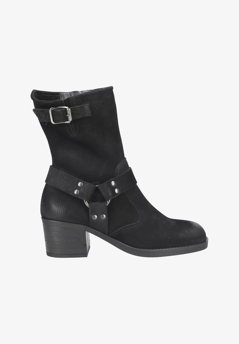 Bota negra hasta el tobillo hecha de cuero texturizado, con un detalle de correa y hebilla, con un tacón ancho y diseño de punta redonda.