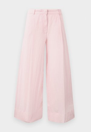 Pantalons à jambe large en rose clair, fabriqués en tissu doux. Ils disposent d'une fermeture éclair à l'avant et de deux poches latérales. Texture lisse avec ourlet plié.