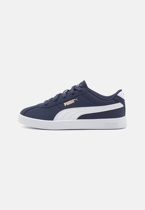Sneaker blu navy in tessuto con accenti bianchi, design con lacci, linguetta imbottita e suola in gomma bianca. Presenta un logo sul lato.