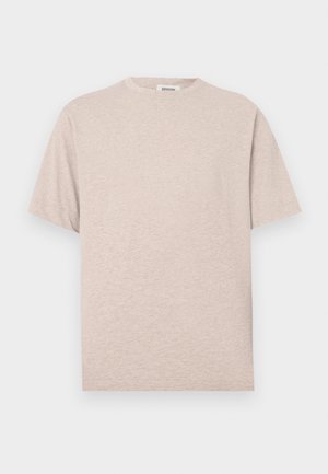 T-shirt beige à manches courtes en tissu doux. Dispose d'un col rond, d'une coupe décontractée et de détails de couture minimaux le long de l'ourlet et des manches.