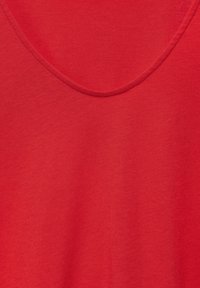 Rotes Tanktop mit rundem Ausschnitt, hergestellt aus glattem Baumwollstoff. Die Textur wirkt weich und einheitlich, ohne sichtbare Muster oder Akzente.