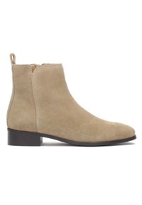 Botine din suede bej, cu o finisare netedă, vârf rotund și toc jos, stivuit. Prezintă un fermoar lateral și o buclă de tractare la spate.