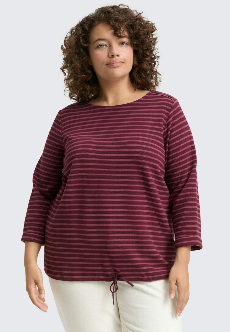 T-shirt à manches longues rayé bordeaux et rose foncé avec col rond et ourlet à cordon de serrage, fabriqué dans un tissu doux et texturé.