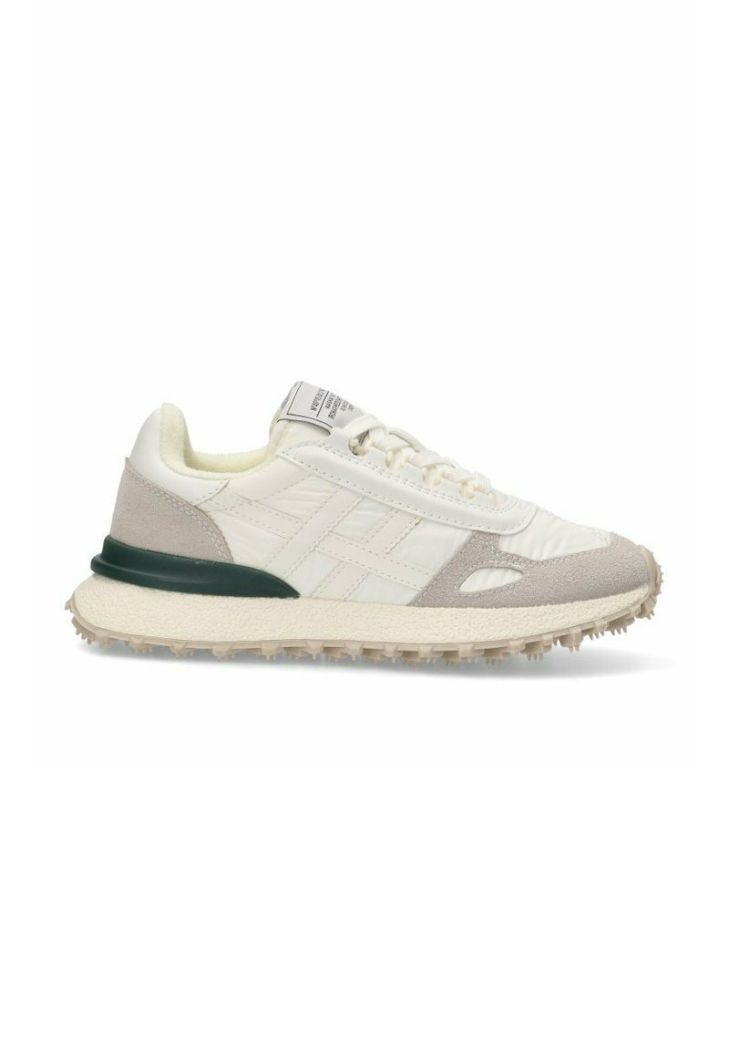 Zapatilla ligera en color crema con acentos de ante gris y suela en verde oscuro. Presenta un upper de tejido texturizado y cordones para un ajuste seguro.