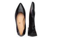 Bailarinas de cuero negro con punta afilada, textura suave, diseño minimalista y un pequeño tacón. El interior cuenta con un forro en tono marrón claro.