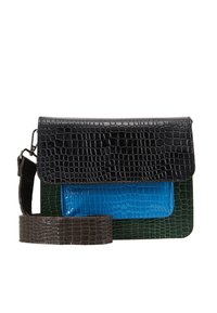 Suorakaiteen muotoinen käsilaukku krokokuvioinnilla, mustalla läpällä, sinisellä etutaskulla, tummanvihreällä rungolla ja vastaavalla irrotettavalla hihnalla.