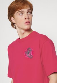 Santa Cruz OPUS HAND OVERLAY UNISEX - T-shirt estampada - magenta