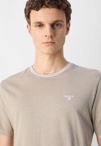 Barbour AUSTWICK  - Basic póló - concrete