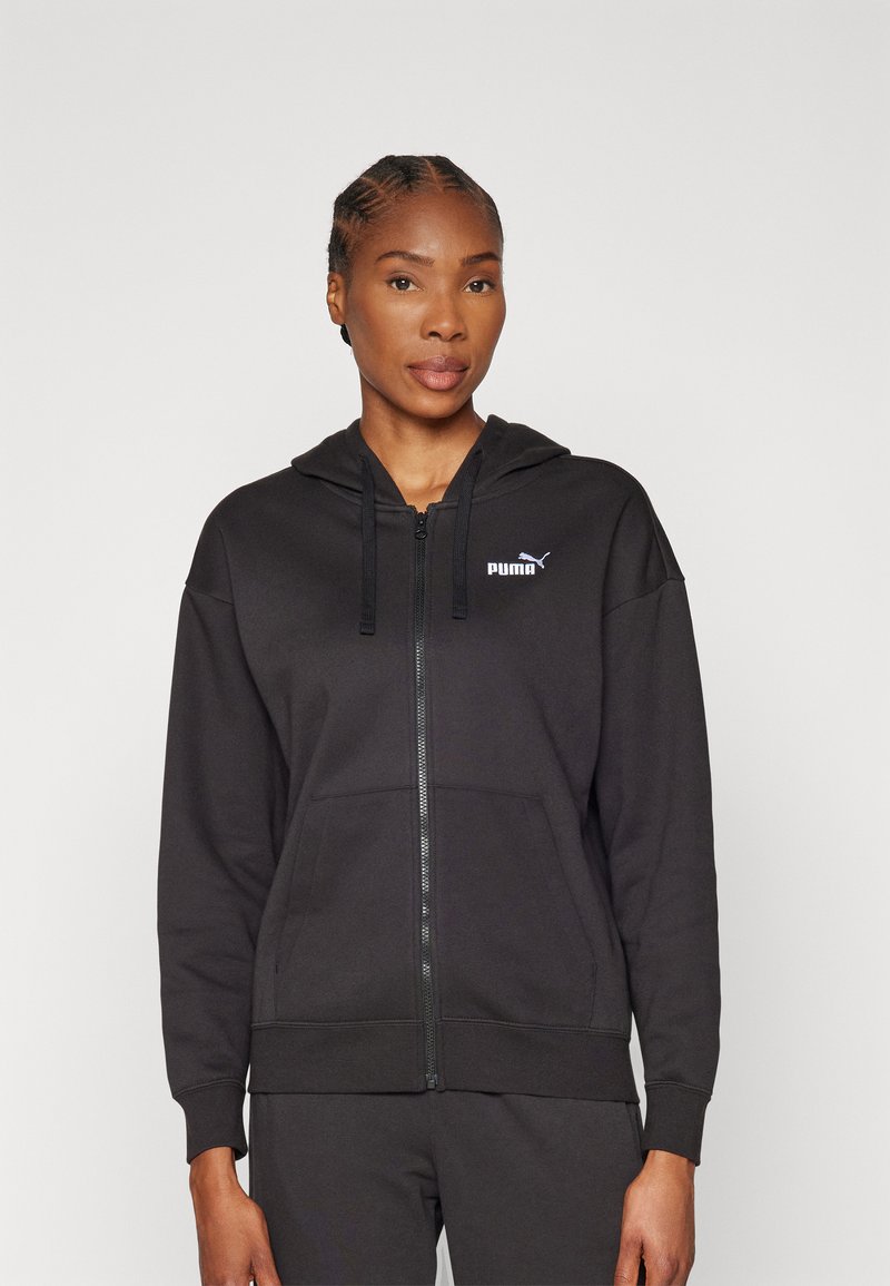 Felpa nera con zip realizzata in tessuto morbido, con tasca a marsupio, coulisse regolabile e un piccolo logo Puma bianco sul petto.