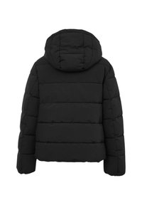 Giacca a vento nera con cappuccio, caratterizzata da un design trapuntato e cuciture orizzontali, realizzata in un materiale liscio e resistente all'acqua.