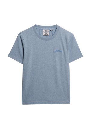 T-shirt en coton bleu clair avec col rond et manches courtes, présentant le logo "Superdry" brodé sur la poitrine. Texture de tissu douce.