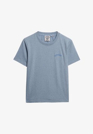 Lichtblauwe katoenen T-shirt met een ronde hals en korte mouwen, voorzien van een geborduurd "Superdry"-logo op de borst. Zachte stoftextuur.