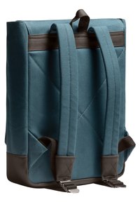 Teal rugzak met twee gewatteerde schouderbanden en een handvat aan de bovenkant. Voorzien van matte zwarte accenten en een gestructureerde onderkant. Kruisstiksontwerp op de achterkant.