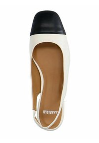 Witte en zwarte schoen met een ronde neus en open hiel. Materiaal is glad synthetisch. Opmerkelijke details zijn een contrasterende zwarte neus en een tan kleurige inlegzool.