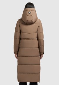 Abrigo largo acolchado marrón con canalé horizontal, capucha y un detalle de herrajes negros en la parte trasera. Cuenta con ventilaciones con cremallera en el dobladillo.