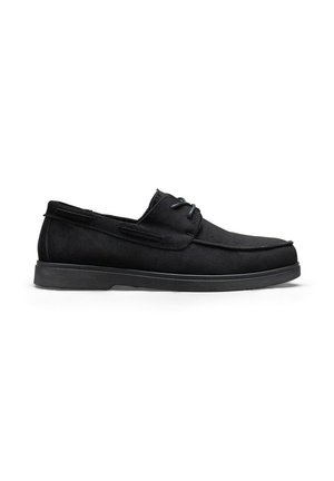 Mocassin homme en daim noir avec laçage à l’avant et semelle en caoutchouc plate, présenté de profil sur fond blanc.