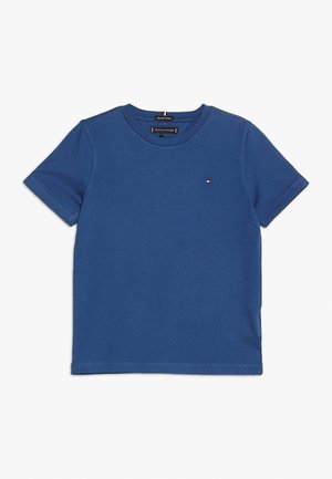 Niebieski bawełniany t-shirt z okrągłym dekoltem, krótkimi rękawami i niewielkim logo. Gładka tekstura, standardowy krój oraz detale szwów.