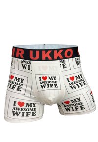 Boxershorts av vitt tyg med ett upprepat mönster av svart text och röda hjärtikoner, med en svart resår runt midjan märkt "MR UKKO".