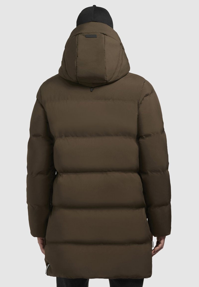Manteau matelassé marron foncé avec capuche, présentant un quilt horizontal, une texture lisse et des zips sur les côtés au niveau de l'ourlet.