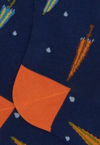 Calzini di cotone con sfondo blu scuro, decorati con motivi di ombrelli colorati e polsino arancione, che mettono in risalto la texture e i design vivaci.