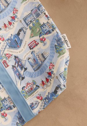 Niebieska bawełniana tkanina z nadrukiem nawiązującym do Londynu, przedstawiająca budynki, kwiaty i rzekę. Ozdobiona jasnoniebieskim paskiem i metką z logo.