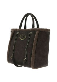 Bruine draagtas met zachte beige afwerking, kettingaccenten en een metalen logo met merknaam. Heeft dubbele handvatten en een gestructureerde vorm.