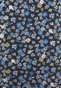 Un motif de petites fleurs bleu, blanches et vert clair avec des feuilles dispersées sur un fond sombre.