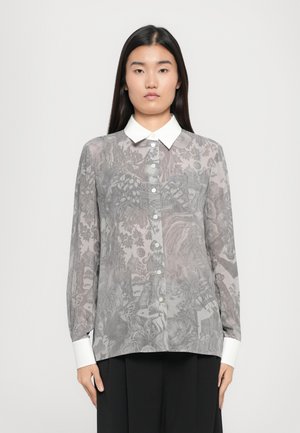 Camicia a maniche lunghe grigia a fantasia con colletto bianco, caratterizzata da intricate decorazioni floreali e figure e una chiusura con bottoni.