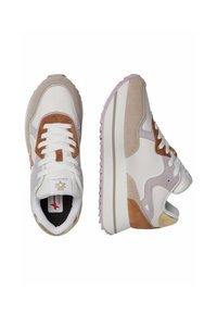 Sneaker in pelle bianca con dettagli in suede beige e marrone, dotate di suola testurizzata, punta rotonda e suola esterna viola a contrasto.