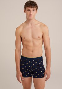 Tengerész kék boxer alsó hamburger mintázattal, puha anyagból készült, kontrasztos zöld derékvonallal és kényelmes, testhez feszes fazonnal. Sima tapintású.