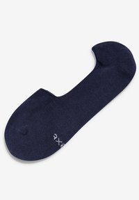 Námornícky modrá členková ponožka, vyrobená z mäkkého materiálu, s bezšvovou konštrukciou prstov a malým bielym logom značky blízko päty.