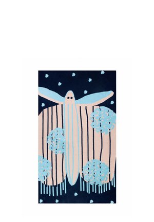 Prostokątna wykładzina z ciemnoniebieskim tłem i abstrakcyjnymi jasnoniebieskimi oraz różowymi kształtami, w tym drzewami i centralną postacią z skrzydłami.