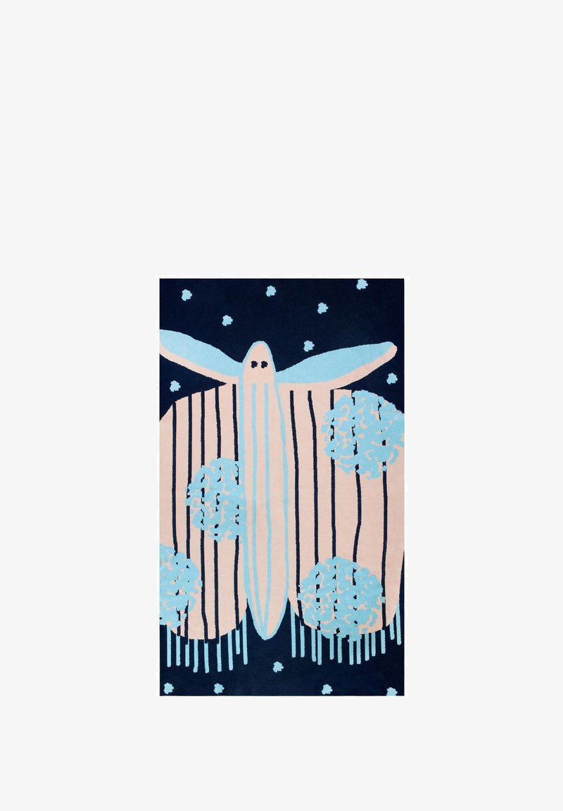 Prostokątna wykładzina z ciemnoniebieskim tłem i abstrakcyjnymi jasnoniebieskimi oraz różowymi kształtami, w tym drzewami i centralną postacią z skrzydłami.