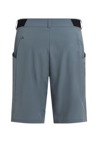 Shorts gris jusqu'aux genoux avec poches latérales, empiècements élastiques noirs à la taille et petits logos imprimés près du haut et des poches.