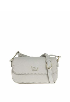 Piccola borsa a tracolla rettangolare in pelle grigio chiaro con patta frontale, fibbia dorata e tracolla regolabile.