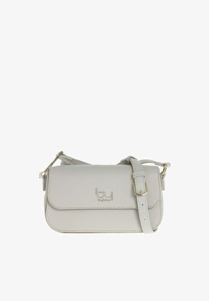 Piccola borsa a tracolla rettangolare in pelle grigio chiaro con patta frontale, fibbia dorata e tracolla regolabile.