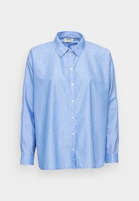 Chemise boutonnée bleu clair en tissu doux, arborant des rayures verticales blanches, un col pointu et des manches longues avec des poignets boutonnés.