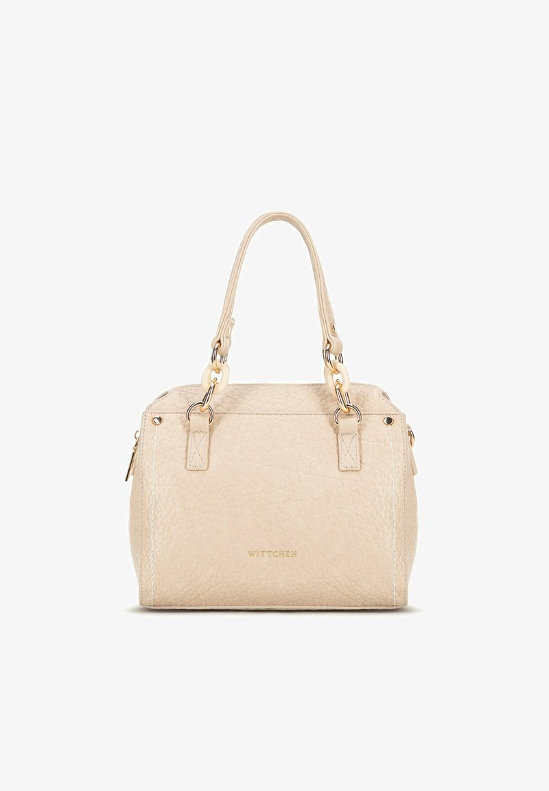 Sac à main en cuir beige avec une finition texturée, deux poignées, quincaillerie dorée et un détail de logo subtil à l'avant. Forme rectangulaire compacte.