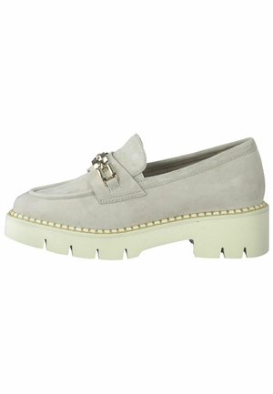 Mocasin de ante gris claro con un acabado suave, que presenta un acento metálico, suela blanca gruesa y costuras decorativas alrededor del borde.