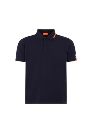 Polo shirt blu navy in cotone, con una patta di chiusura a due bottoni, maniche corte e un dettaglio arancione sul colletto e sulle maniche.