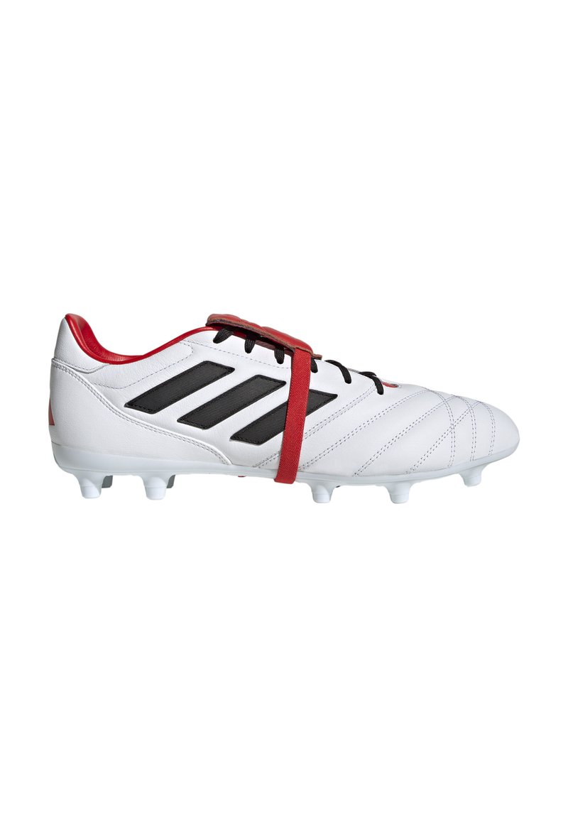 Scarpa da calcio bianca con strisce nere Adidas, accenti rossi e parte superiore texturizzata. Presenta un design tradizionale con lacci e tacchetti stampati.