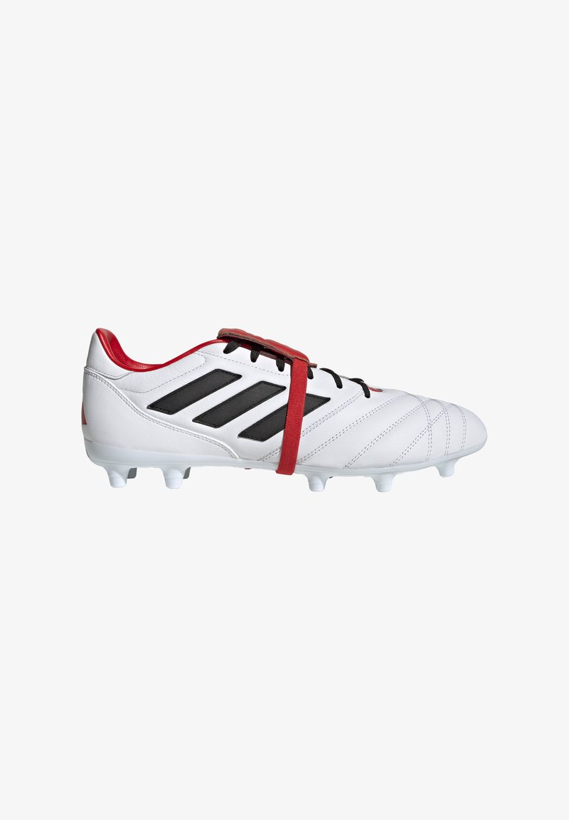 Weiße Fußballschuhe mit schwarzen Adidas-Streifen, roten Akzenten und strukturiertem Obermaterial. Verfügt über ein traditionelles Schnürdesign und geformte Stollen.