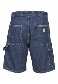 Pantalones cortos de mezclilla en azul oscuro con un acabado texturizado, que cuentan con dos bolsillos traseros y un bolsillo lateral de utilidad. Diseño de cinturilla estándar.