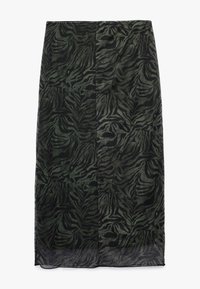 Groene en zwarte midi-jurk met een tijgerstrepenpatroon, gemaakt van een gladde, lichte stof en met een rechte silhoët.