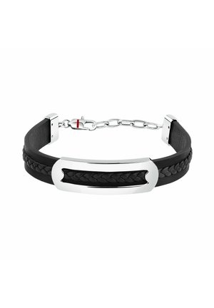 Bracciale in pelle nera intrecciata con piastra rettangolare in argento lucido e chiusura a catena in argento regolabile su sfondo bianco.