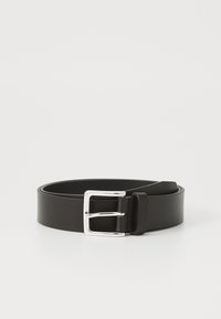 Curea din piele neagră cu o textură netedă, având o cataramă din metal argintiu strălucitor și un design simplu. Lungimea ajustabilă pentru o potrivire perfectă.